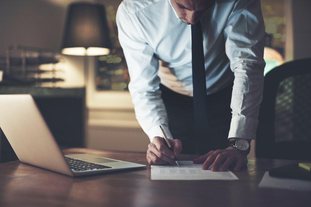Comprendre les Implications Juridiques des Contrats de Travail : Une Perspective Avocat