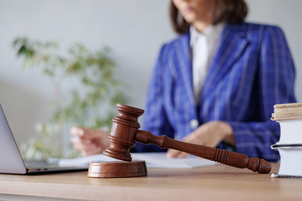 Le choix entre un cabinet juridique et un avocat: ce qu'il faut savoir