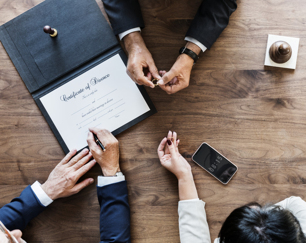 Divorce judiciaire ou à l'amiable: lequel choisir et comment procéder?