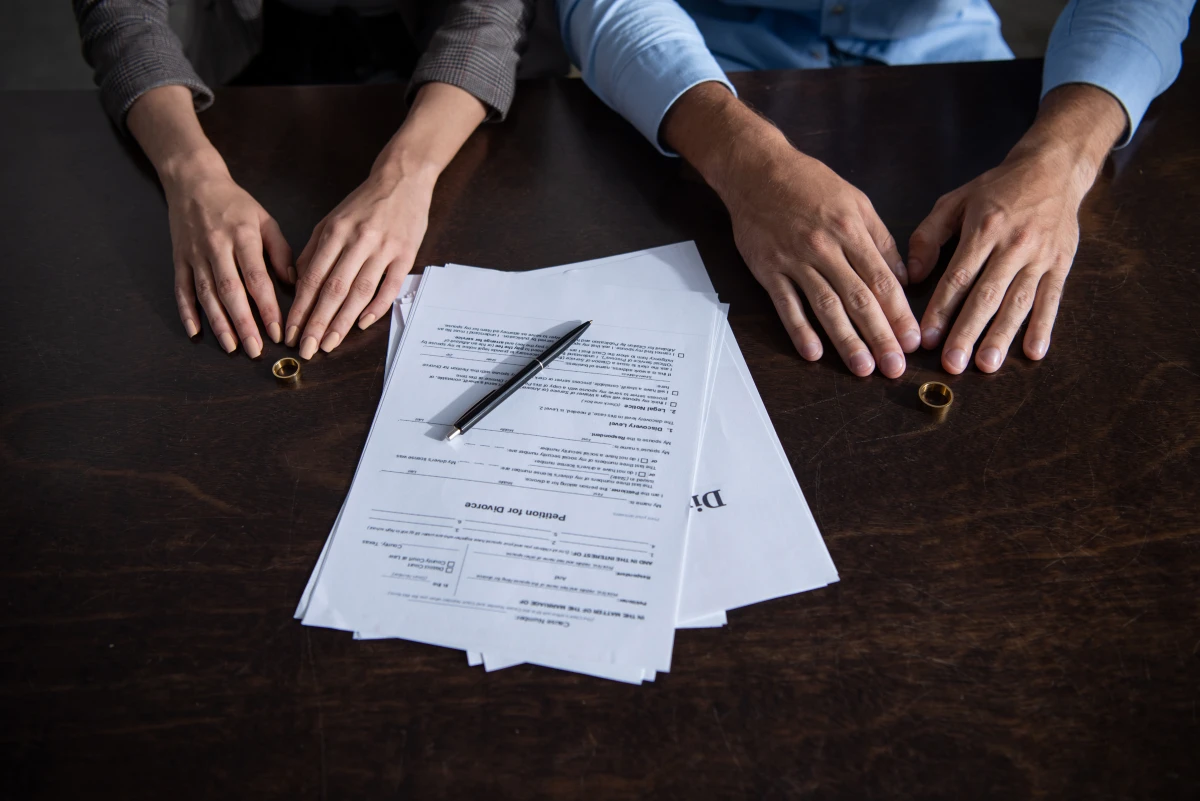 Divorce à l'amiable ou contentieux : Choisir la meilleure voie pour votre séparation